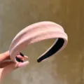 Diadema acolchada rosa con patrón de monograma retro ala ancha accesorio para el cabello elegante. - Estampado de Leopardo Rosa