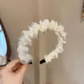 Diadema floral de malla blanca con peine, elegante accesorio antideslizante para mujeres. - Blanco Roto