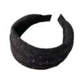 Vista de primer plano detallada de la diadema ancha de punto negro con lunares plateados. - Negro