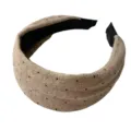 Vista detallada de la diadema ancha de punto con lunares, accesorio de invierno ideal. - Caqui