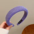 Serre-tête large en tricot violet montrant une texture douce, design élégant de cerceau de cheveux. - Violet