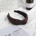 Vista detallada de una diadema de ante marrón con nudo, suave accesorio para el pelo. - Café Oscuro
