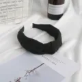 Detalle de diadema de ante negro, accesorio para el cabello minimalista textura nudo cerca. - Negro