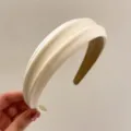 Diadema acolchada de satén crema, doble aro de pelo trenzado, accesorio elegante y minimalista - Crema