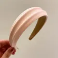 Diadema acolchada de satén rosa con diseño texturizado, elegante accesorio para el uso diario. - Rosa Sakura