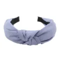Diadema de tela anudada en color violeta claro, accesorio de pelo elegante para mujer. - Azul claro