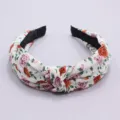 Detalle de diadema nudo con estampado floral, accesorio de tela suave. - Blanco Roto