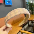 Detailopname van brede haarband met ruitjespatroon en zachte PU-textur, chic haaraccessoire. - Khaki