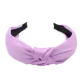 Vista detallada de la diadema de tela morada con textura suave y diseño de nudo elegante. - Púrpura