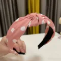 Primer plano detallado de una diadema ancha de tela con lunares rosas, estilo suave. - Rosa Coreano