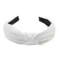 Primer plano detallado de una diadema con nudo de tela blanca lisa, accesorio de pelo ancho. - Blanco
