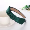 Diadema de satén verde oscuro con nudo, vista detallada, elegante accesorio para el pelo. - Verde Oscuro