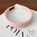 Detalle de aro de pelo de esponja ancho rosa, accesorio estético de diadema de tela suave. - Rosa Claro