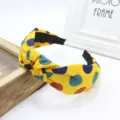Diadema de tela ancha cruzada estilo coreano con topos de colores, accesorio de pelo de moda. - Amarillo