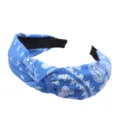 Diadema de tela azul con estampado de cachemir retro, con un elegante diseño de nudo cruzado. - Azul