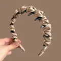 Khaki pleated hair hoop with teeth, non-slip fabric headband for women daily washing hair. - Khaki