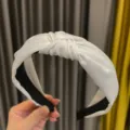 Diadema de satén blanco con nudo para mujer, elegante aro para el pelo ancho, accesorio elegante. - Blanco