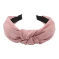 Vista detallada de la diadema de tela rosa lisa con nudo, elegante aro de pelo ancho y chic. - Rosa Coreano