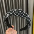 Diadema de tela de lunares negros y blancos nudo cinta elegante accesorio de moda - Negro