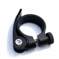 Gros plan détaillé du collier de tige de selle de vélo noir avec levier rapide et bouton. - 31.8mm / Noir