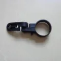 Dettaglio del supporto in plastica nera per fanale bici con fori e morsetto ad anello. - Morsetto per Reggisella 31.8mm