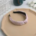 Vista detallada de una diadema de tela con estampado floral, accesorio elegante y chic. - Rosa Fuerte