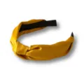 Detalle de la diadema nudo de satén amarillo, mostrando el diseño de tela ancha y textura. - Amarillo