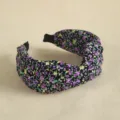 Primer plano de la diadema de tela floral negra mostrando claramente el nudo trenzado. - Negro