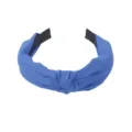 Primer plano de la diadema de tela azul con nudo, destacando su textura acanalada y diseño. - Azul zafiro