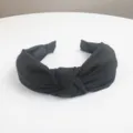Primer plano de diadema con nudo de sarga negra, mostrando la textura y el diseño del nudo. - Negro