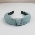 Vista detallada de la diadema con nudo de tela texturizada en color sólido, elegante accesorio. - Azul claro