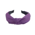 Primer plano de la diadema de tela morada con nudo, textura acanalada y diseño ancho y elegante. - Púrpura