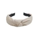 Gros plan du serre-tête en tissu beige noué, design large, texture douce pour accessoire quotidien. - Blanc Cassé