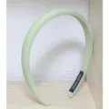 Diadema de esponja verde claro en detalle, accesorio para el cabello de moda para mujer. - Verde Hierba