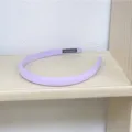 Detalle de diadema de tela morada clara con costuras cuidadas y textura fina visible. - Púrpura Taro