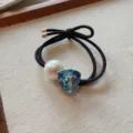 Dettaglio elastico per capelli chic con cristallo blu e perla, accessorio nero elegante - Blu