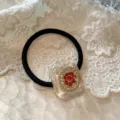 Elegante elastico per capelli nero con cristallo rosso scintillante e ciondolo quadrato in strass. - diamante rosso