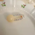 Primo piano dettagliato di un fermaglio per capelli con strass e perla, elegante. - Grande Sfera Goccia d'Acqua Fermaglio Cicciottello / 5cm