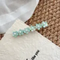 Dettaglio del grazioso fermaglio per capelli floreale verde menta con perle per stile. - Fermaglio Laterale / Fiore Perla Blu-Verde