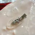 Primo piano dettagliato di un elegante fermaglio per capelli in metallo con strass colorati. - Trasparente (Singolo)