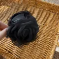 Elegante molletta per capelli a rosa in rete nera da donna, accessorio floreale vintage. - Nero