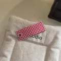 Fermaglio per capelli in tessuto a quadri rossi con fiore in metallo, elegante. - Rosso Bacca