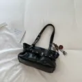 Zwarte PU lederen schoudertas voor dames, retro shopper met metalen gespen en decoratieve riem. - Tote Bag Stijl (BZLL-6886) / Zwart Met Hanger