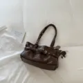 Vintage bruine schoudertas voor dames, stijlvolle PU lederen tas met metalen gespdetails. - Tote Bag Stijl (BZLL-6886) / Donkerbruin Met Bedeltje