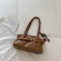 Retro bruine schoudertas shopper tas met gespriemen en chique hanger voor dagelijks gebruik. - Tote Bag Stijl (BZLL-6886) / Lichtbruin Met Bedeltje