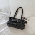 Sac à main bandoulière en cuir noir pour femme, cabas rétro avec boucle et pendentif. - Style de Sac Tote (BZLL-6886) / Gris Avec Pendentif