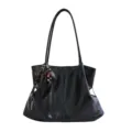 Borsa a tracolla nera da donna, grande shopper elegante per commuting e tempo libero. - Con Ciondolo / Nero