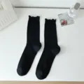 Calzini neri a costine da donna con graziosi polsini con volant, comoda variante in maglia. - Taglia unica / Nero