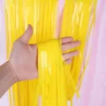 Inquadratura di dettaglio che mostra la trama fine e il colore giallo della tenda. - 1x2m / Giallo Macaron