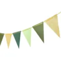 Dettaglio gagliardetto triangolare in carta glitter oro per feste e decorazioni. - Oro scintillante + verde scuro + verde chiaro + verde intenso